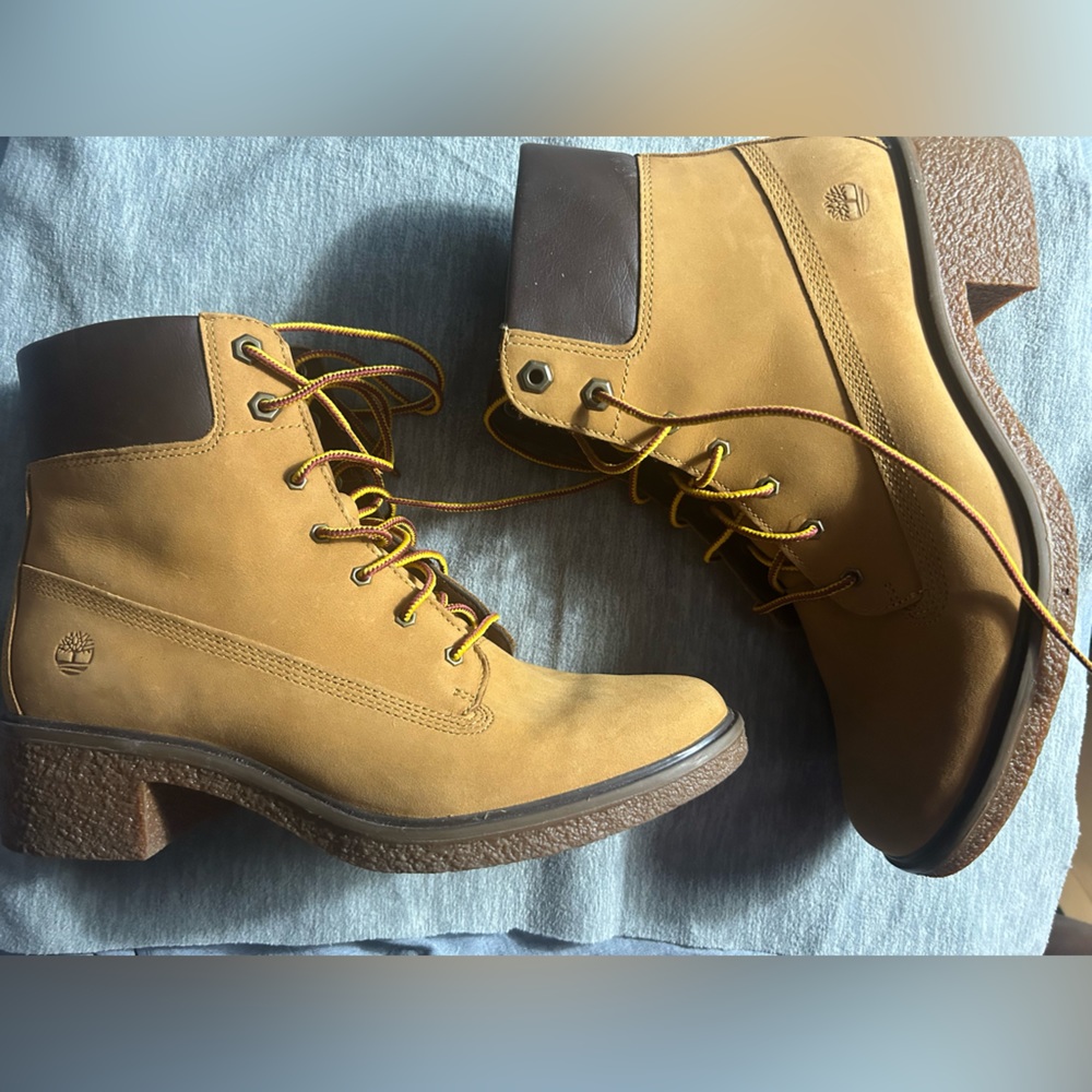 Timberland size 9.5 tan waterproof boots with low heel never worn